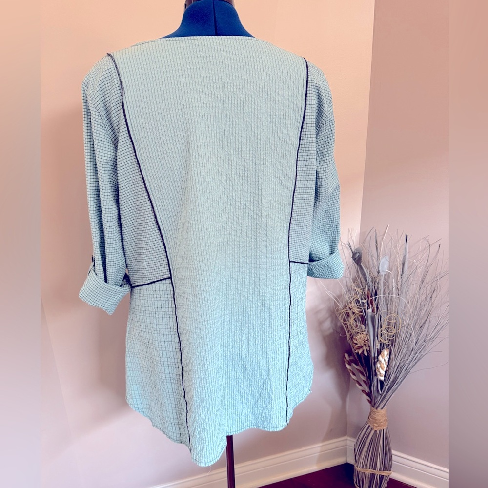 Light blue Ali Miles top with unique buttons - Picture 8 of 12